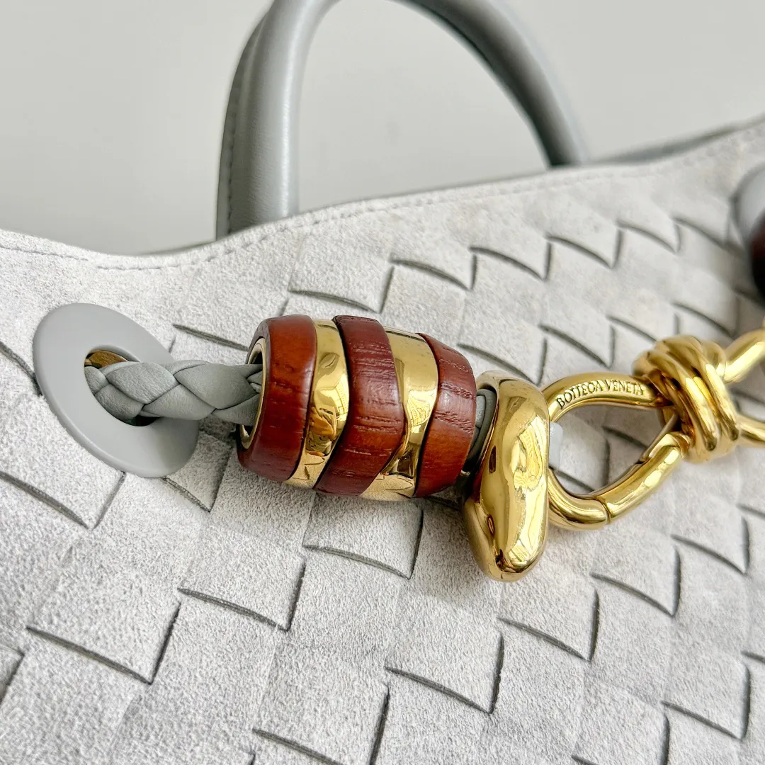 The new Andiamo batch of 3060 BV is shipped‼ ️The classic intercciato weaving process is used to create a soft bag, the metal knot is made of micro-cast aluminum using jewelry technology🪢, and the decorative beads are made of metal and hand-polished oak, allowing you to jump repeatedly between elegance and fun💃, making it unpredictable. Classic and versatile, it shows off your temperament, and the bag has a large capacity, making it very convenient for daily commuting! It has a variety of carrying methods, the shoulder straps can be adjusted by yourself, the original lambskin feels soft and delicate, and the unisex style breaks gender boundaries and brings a more practical and long-lasting use experience. The Andiamo, which has both elegant and casual styles, perfectly interprets the "fashionable old money style". Style number: 743568+wood hardware Color: suede silver gray Size: 25*22*10.5cm